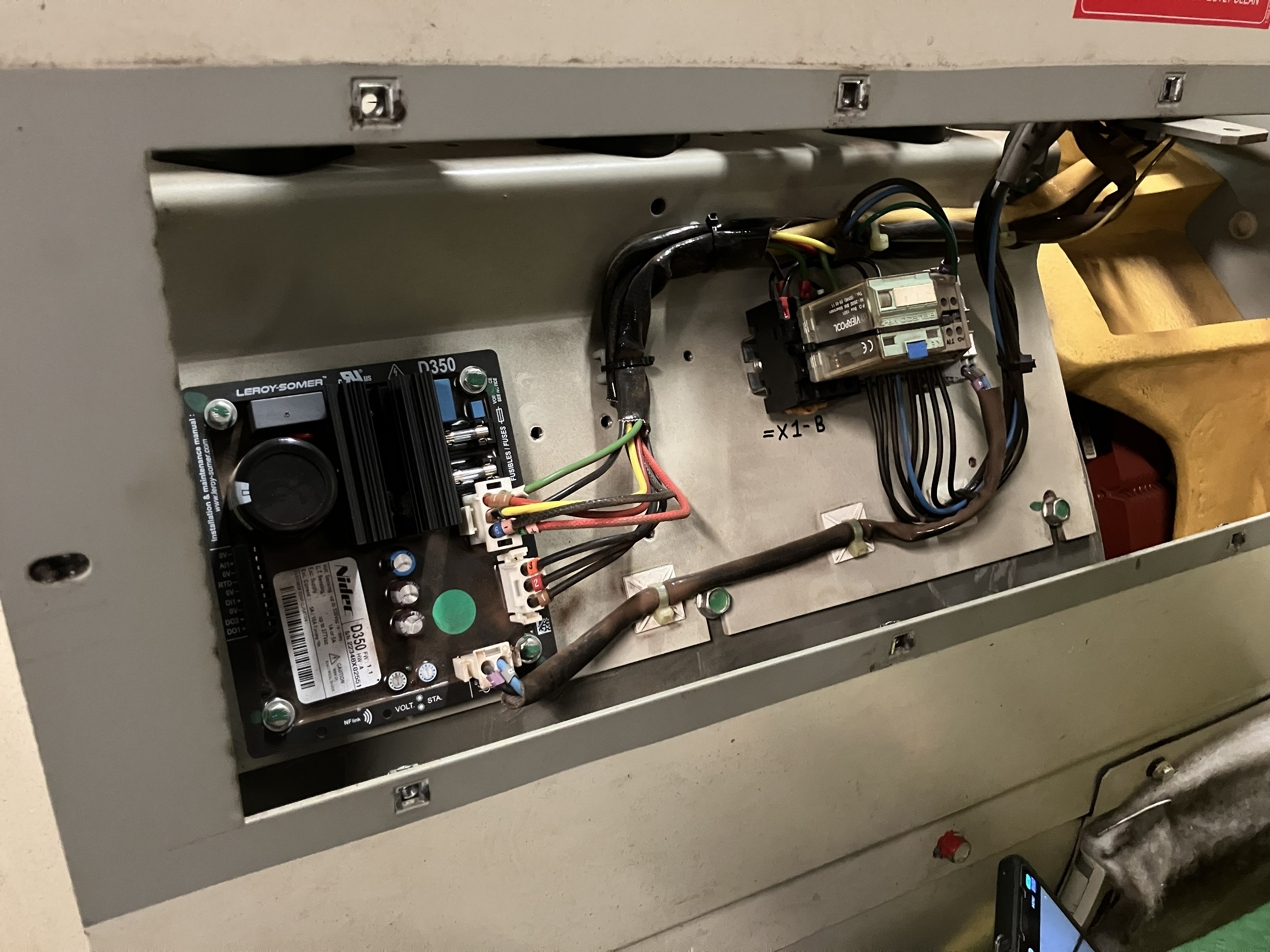 Uppdatering av spänningsregulator AVR Nidec D350 på 1250kVA generator