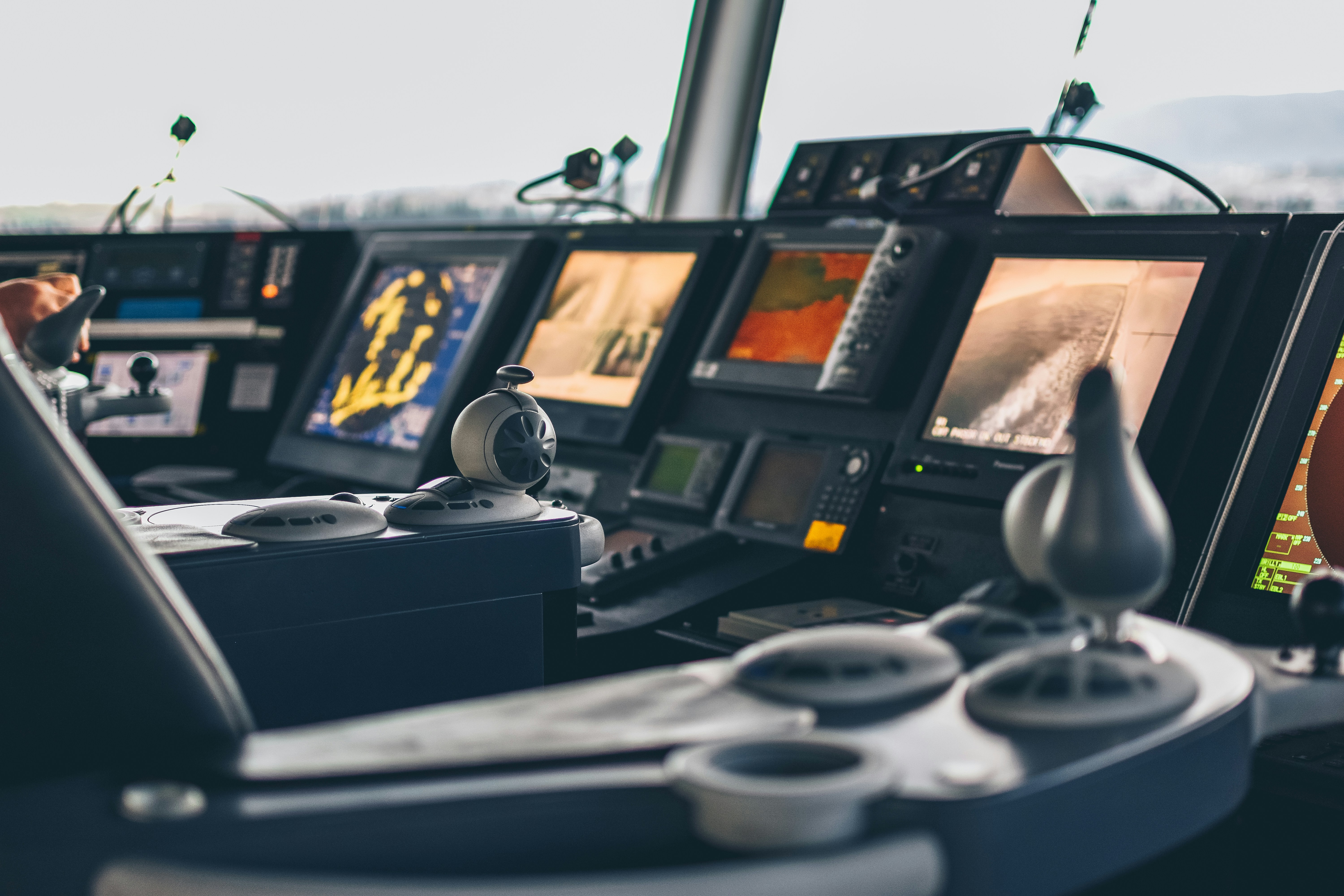 Installation av modern navigationsutrustning, radar och ECDIS på fartygsbrygga