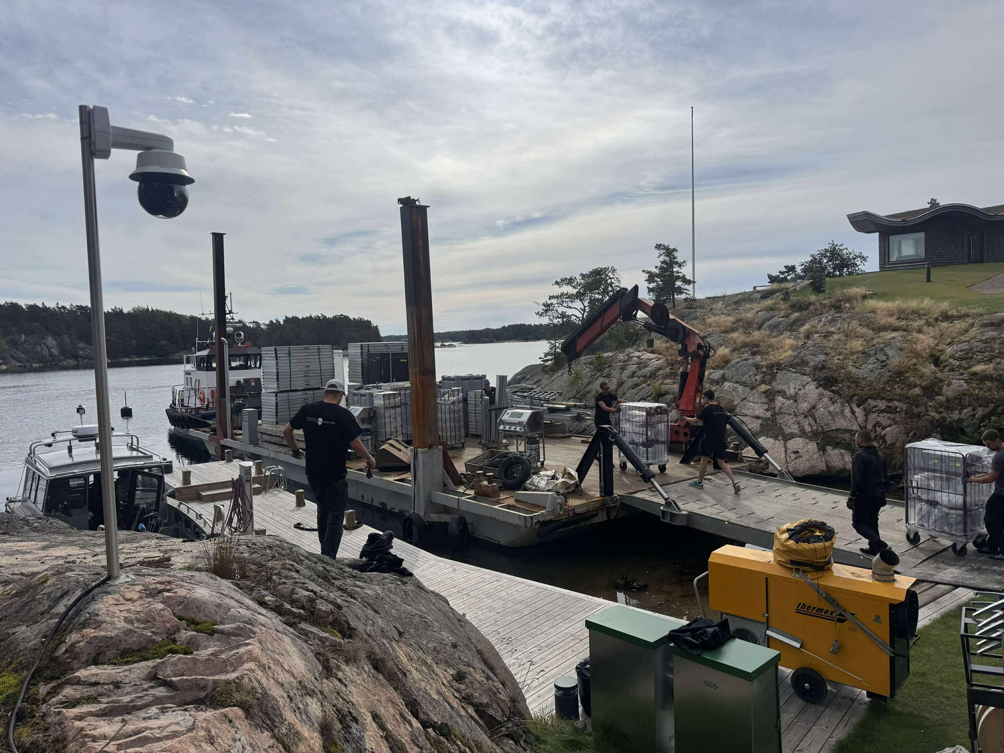 Storskär Arbetspråm med kran för tunga lyft till sjöss